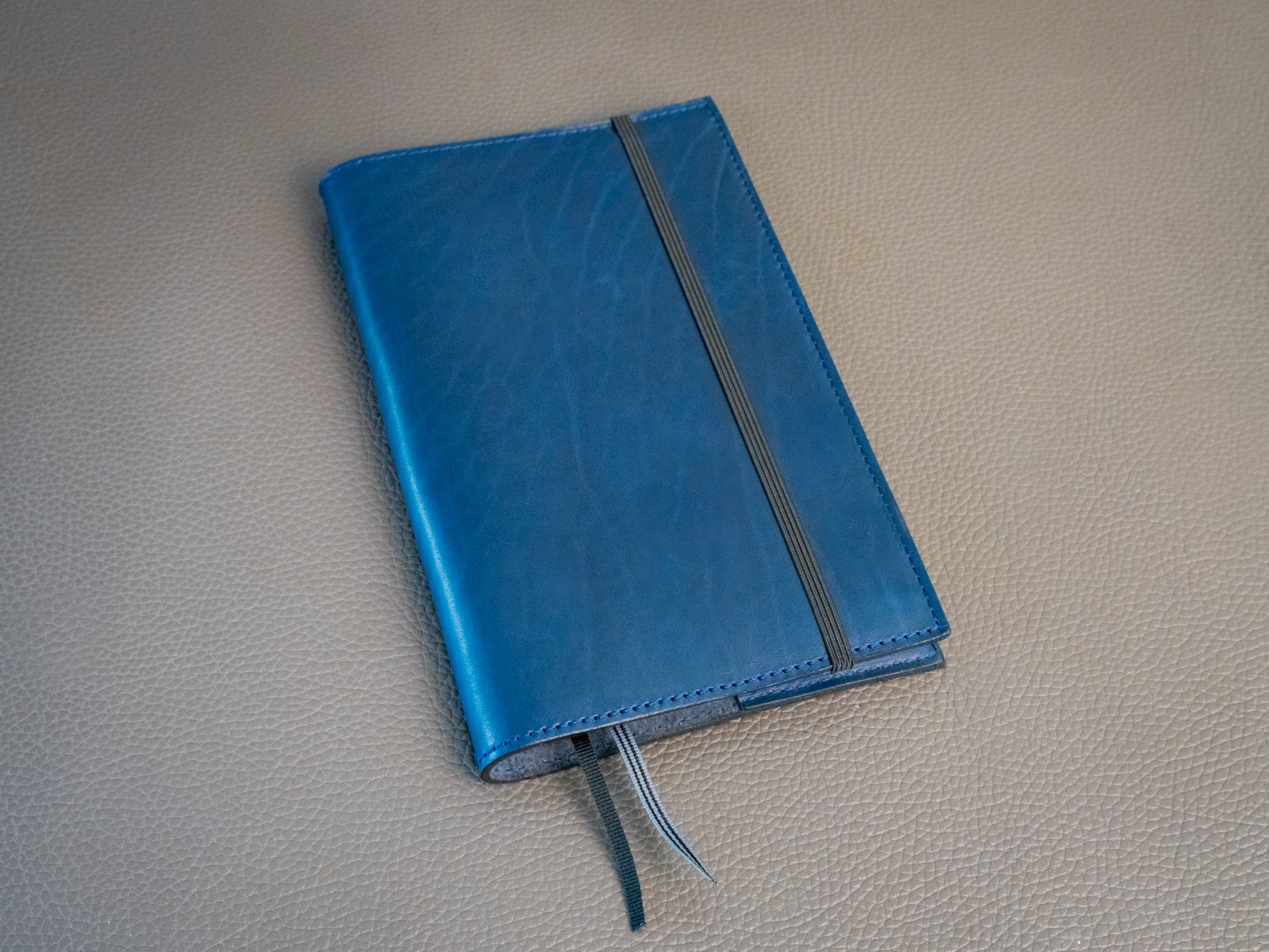 Carpeta De Anillas Leuchtturm VARIO Classic GIGANT - Tapa Azul, Cajetín Protector, Formato 245x300 Mm, 80 Mm Lomo