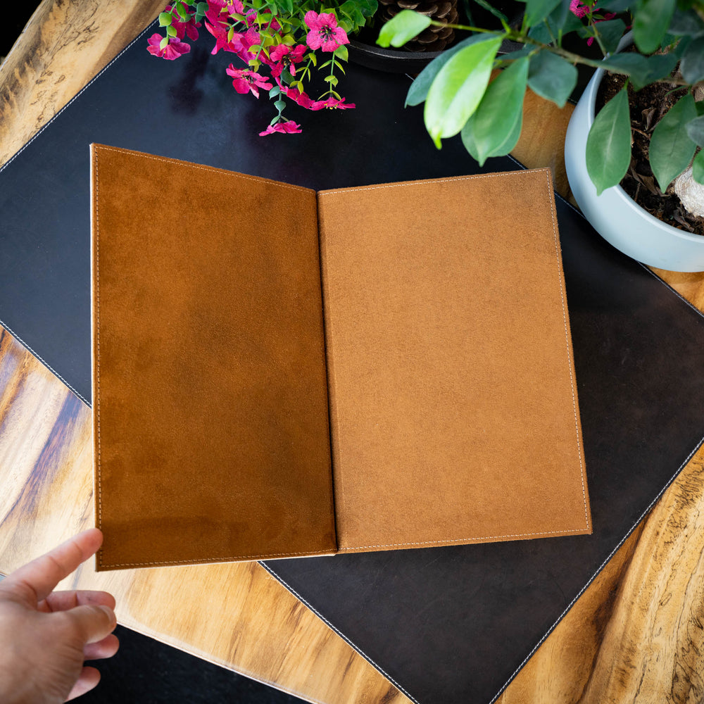 
                      
                        Italian Leather Menu with Chicago Screws - Cream
                      
                    