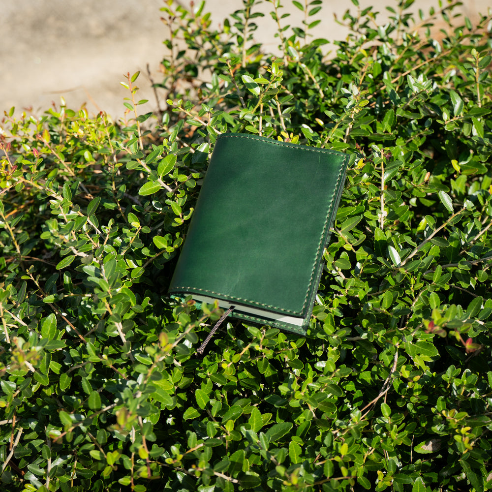 
                      
                        Milwaukee Leather Midori Notebook Cover - Green Moss
                      
                    