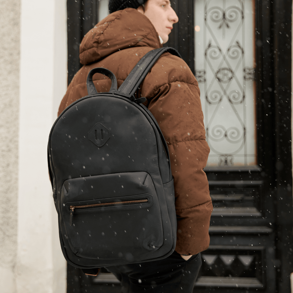 
                      
                        Crazy Horse Leather Backpack City - Black Backpack - olpr.
                      
                    