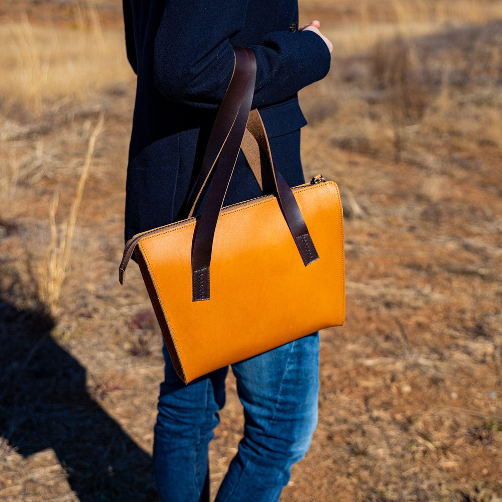 
                      
                        Milwaukee Leather Julia Tote Bag - Natural Tote Bag - olpr.
                      
                    