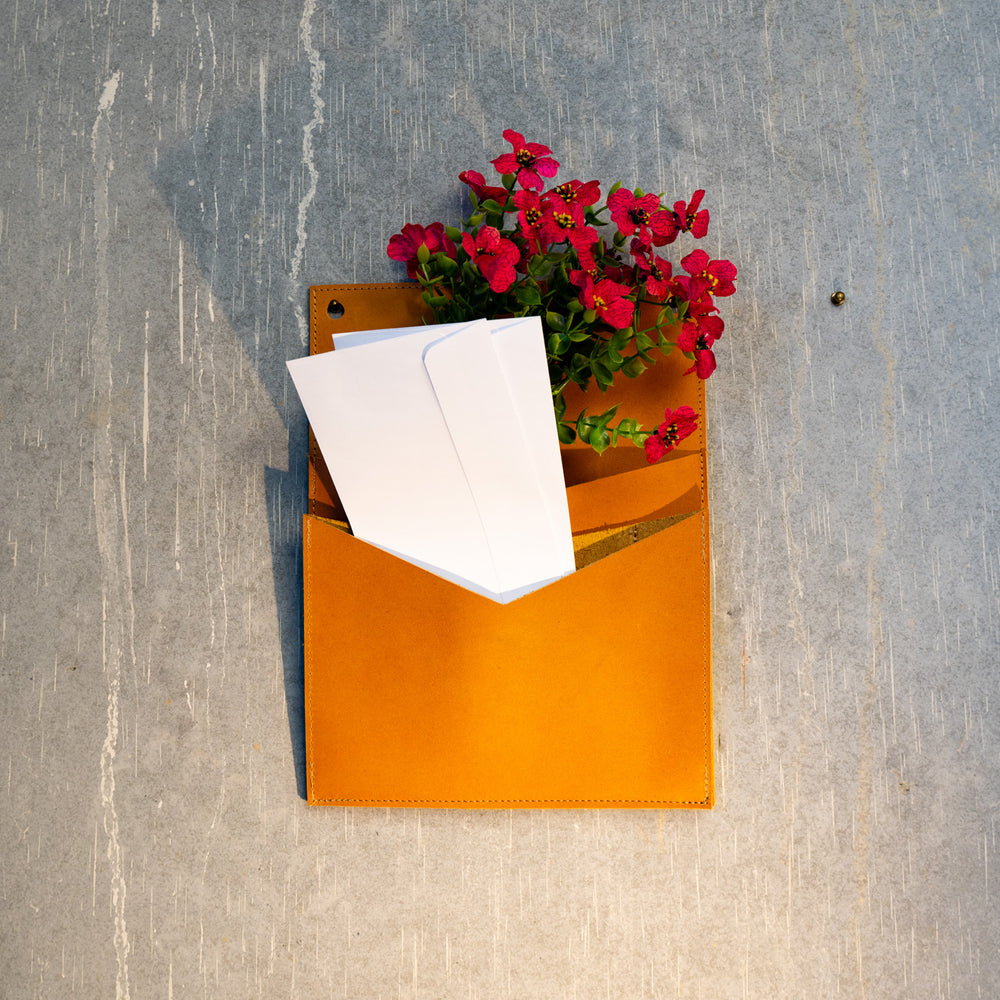 
                      
                        Milwaukee Leather Vertical Mail Box with 2 Pockets - Natural  - olpr.
                      
                    